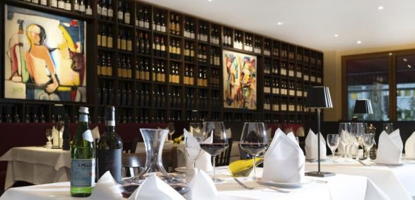 Eleganter Speisesaal mit Weinwand